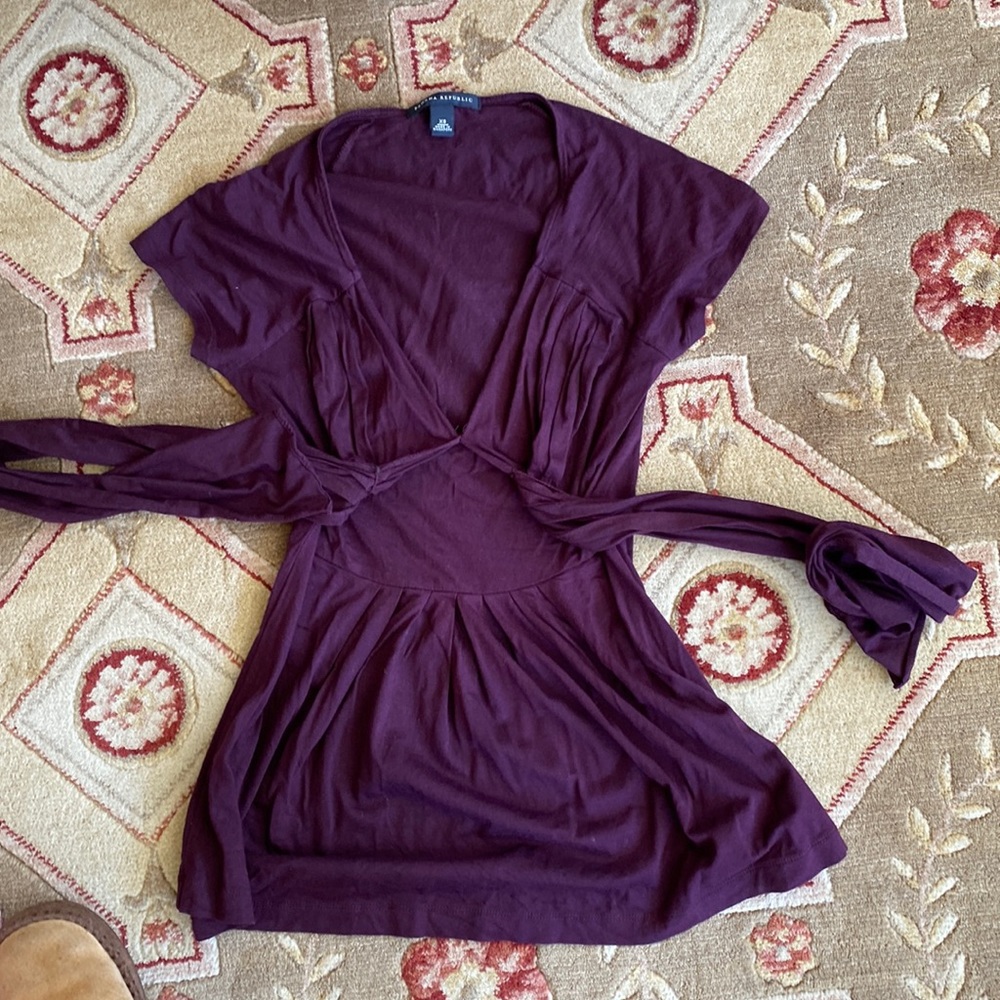 Banana republic purple Vneck top size XS